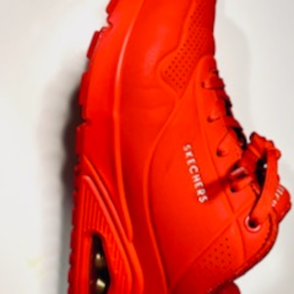 Red sketchers - Picture 2 of 3